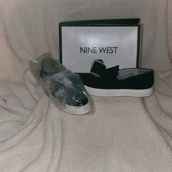 Nine West 9.5 suede navy sneaker skater with bow NWB and box women's shoes - Picture 1 of 5